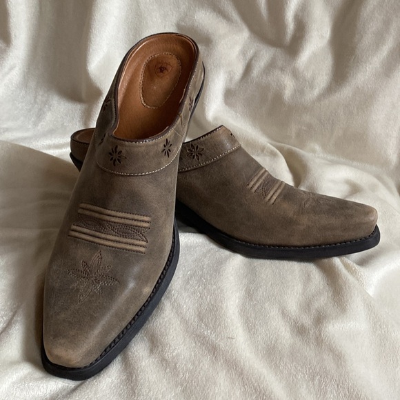 Women’s distressed taupe Brown Leather Western Shoes 10B runs long - Picture 4 of 5